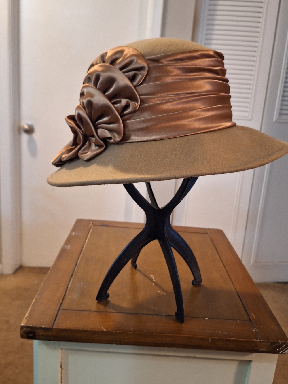 GIOVANNIO NEW YORK Taupe Wool Cloche Hat with Satin Band and Rosette Accent